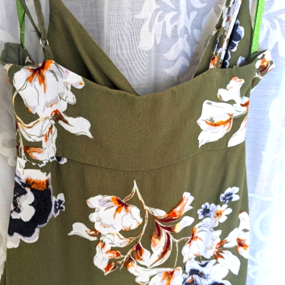LA VIE BOHEME Woman's size 8 Sage & Floral Halter Sundress - Picture 4 of 9